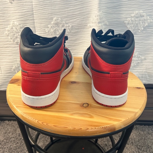Jordan 1 Mid Banned (2020) - Picture 4 of 9